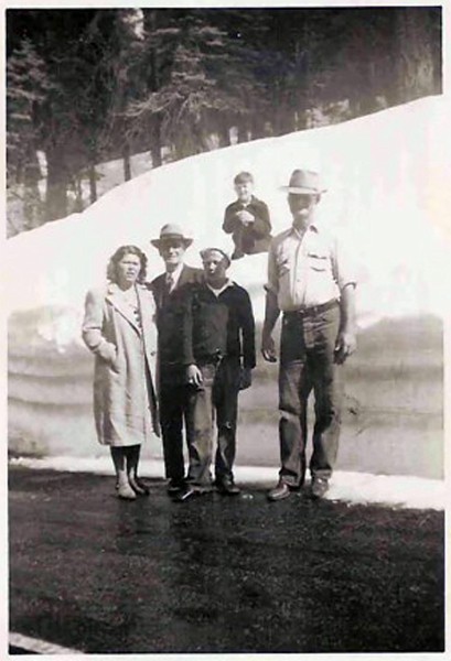 Mary Elizabeth Wright Clements, Ed Wright,Gail, Stanley and Willie Nelson Clements.jpg